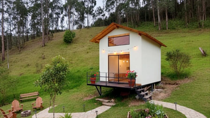 Cabaña prefabricada moderna rodeada de naturaleza