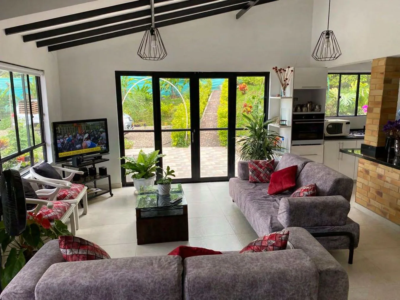 Acabado interior de sala moderna con sofás grises y ventanales
