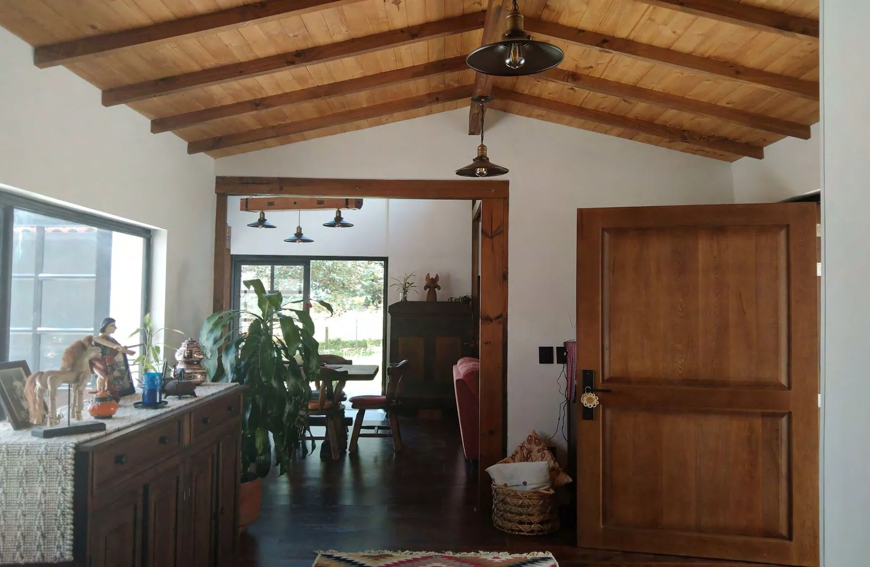 Acabado interior campestre con techo de madera y puerta doble