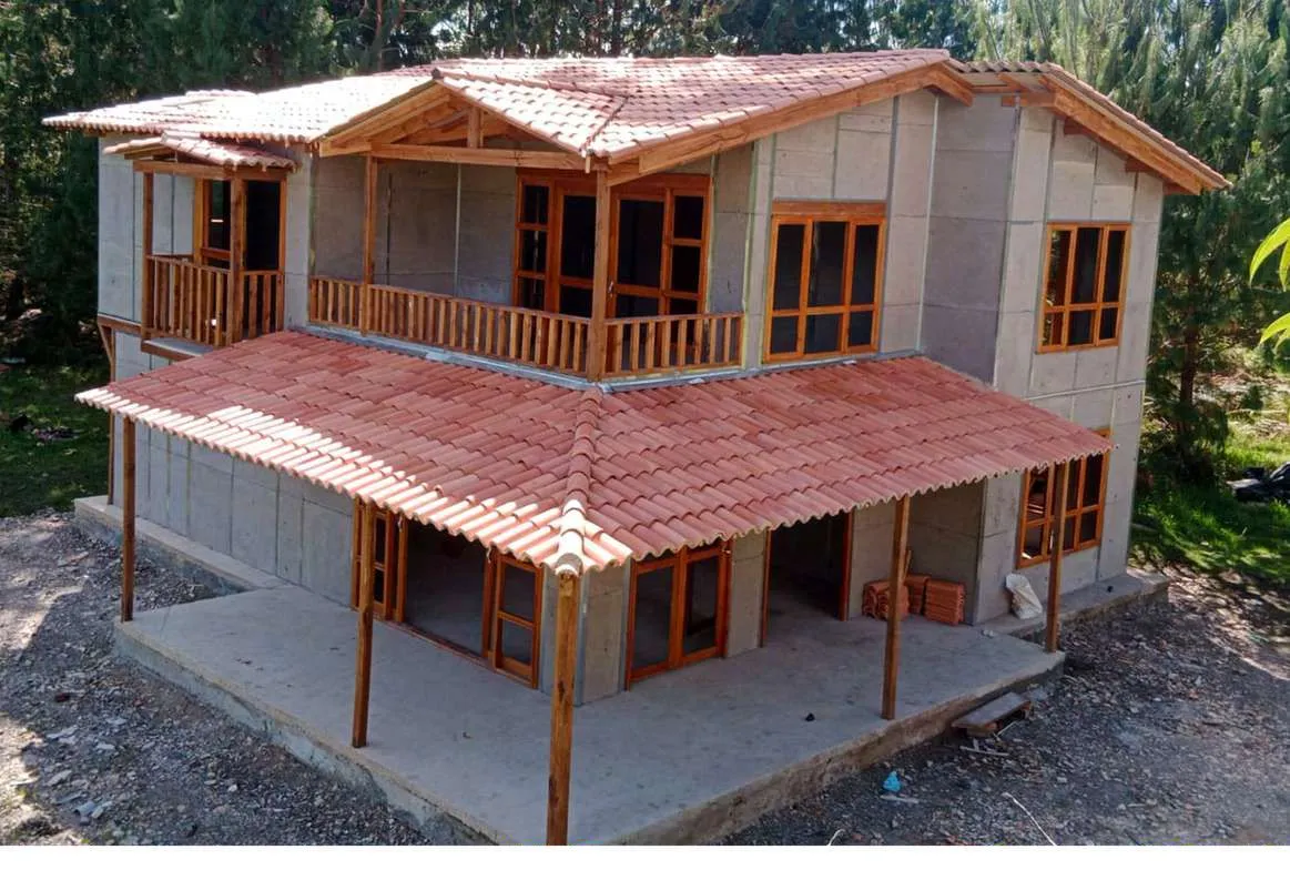 Acabado interior de cocina CONCASAYA con gabinetes de madera y mármol