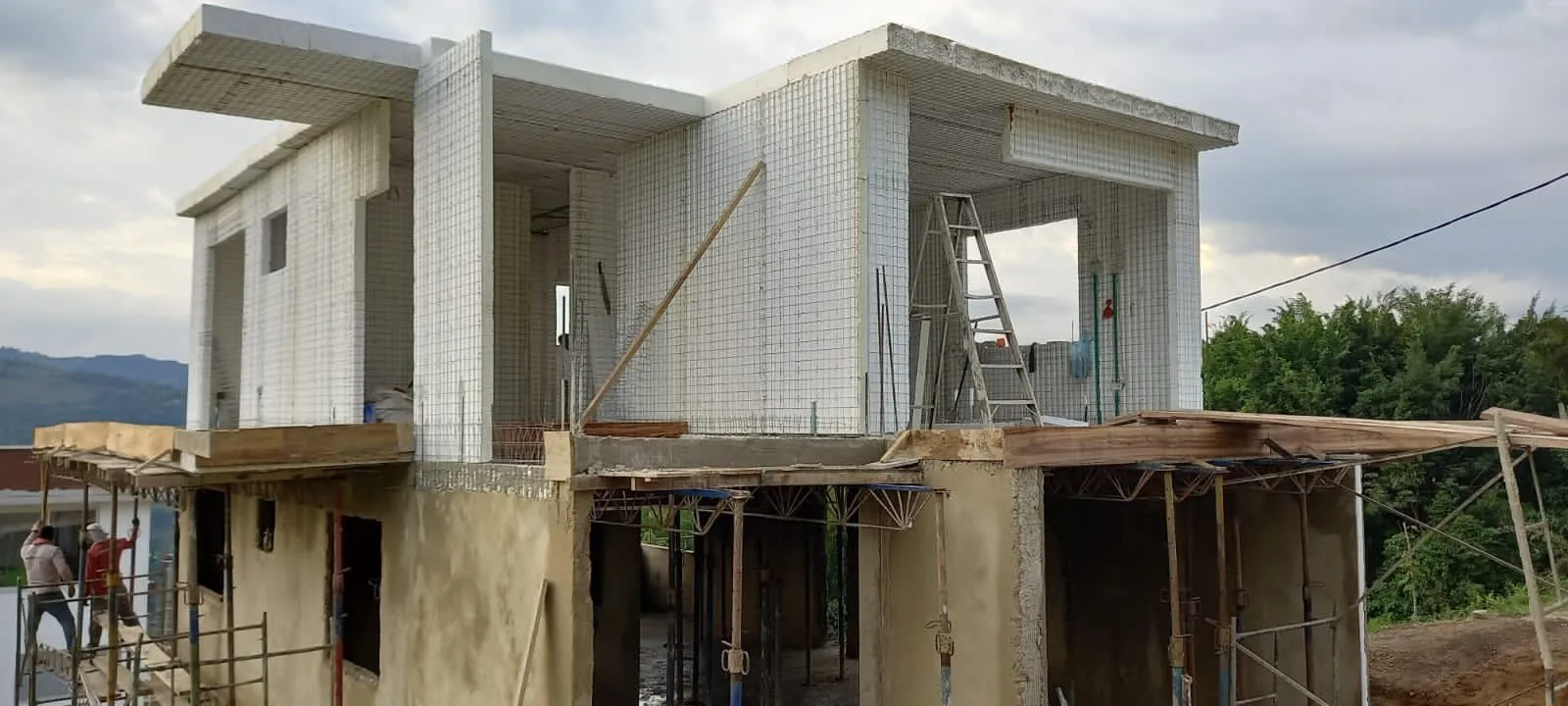Proceso de construcción mostrando la solidez de los paneles EPS